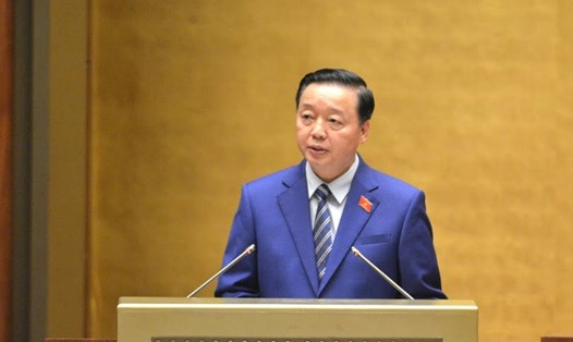 Bộ trưởng Bộ TN&MT Trần Hồng Hà trình bày Tờ trình dự thảo Luật BVMT (sửa đổi). Ảnh: Quốc Khánh.