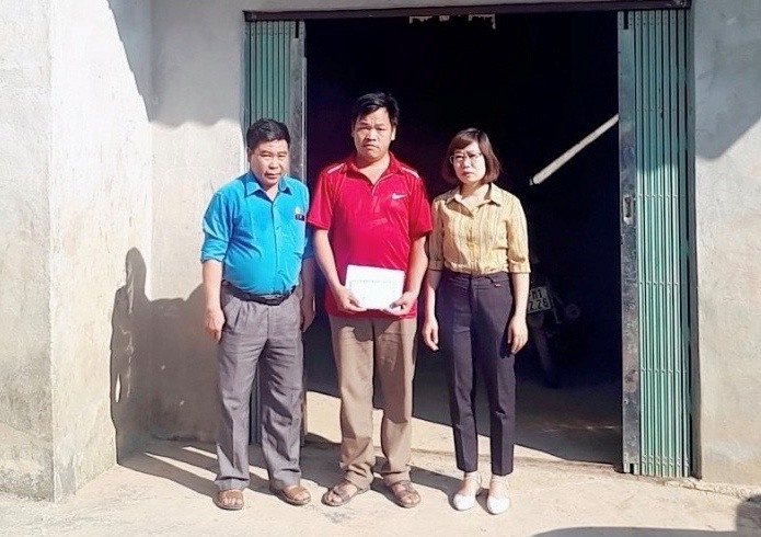 Liên đoàn Lao động huyện Yên Minh trao quà cho đoàn viên Cháng Mí Xá. Ảnh: Hùng Mạnh.
