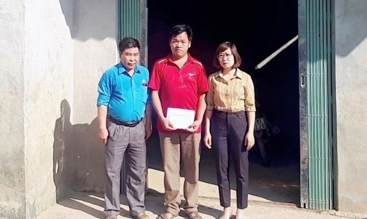 Liên đoàn Lao động huyện Yên Minh trao quà cho đoàn viên Cháng Mí Xá. Ảnh: Hùng Mạnh.
