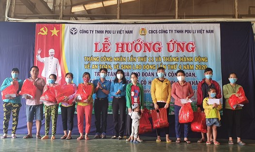 CĐCS Công ty TNHH Pou Li Việt Nam tặng quà cho người lao động.
