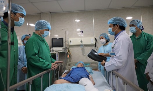 Lãnh đạo Thành phố, lãnh đạo Sở GDĐT nghe Giám đốc Bệnh viện Sài Gòn - ITO báo cáo về các trường hợp đang điều trị tại đây - Ảnh: Thanh Hà
