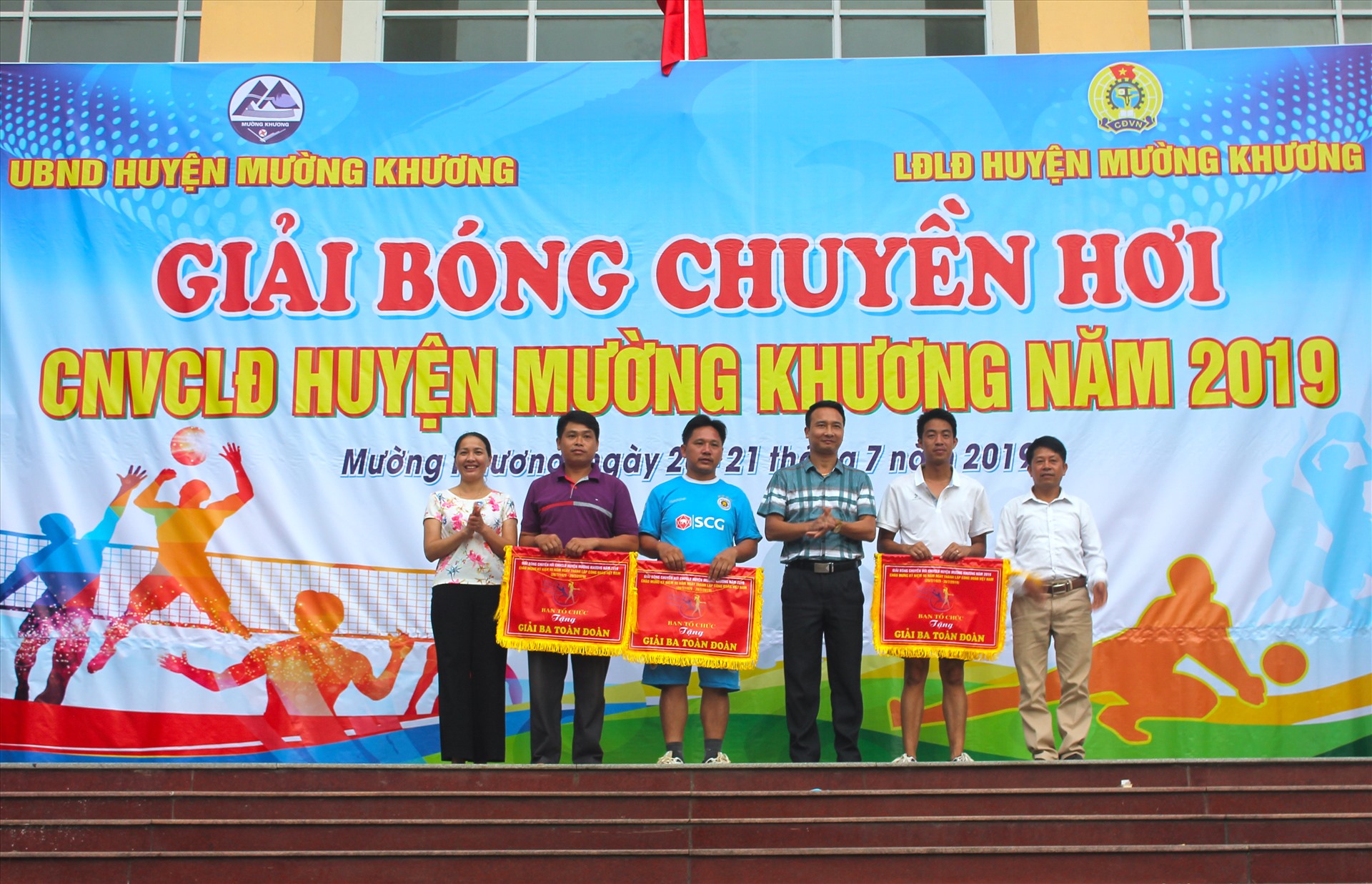 Công đoàn Cơ sở Phòng Kế hoạch - Tài chính huyện Mường Khương đạt giải 3 toàn đoàn giải bóng chuyền hơi năm 2019. Ảnh: Đồng Hồng