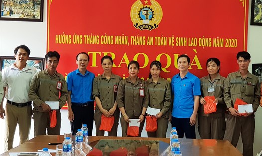 Đại diện lãnh đạo LĐLĐ và CĐ các KCN tỉnh Ninh Bình trao quà hỗ trợ cho các đoàn viên, CNLĐ bị tai nạn. Ảnh: NT