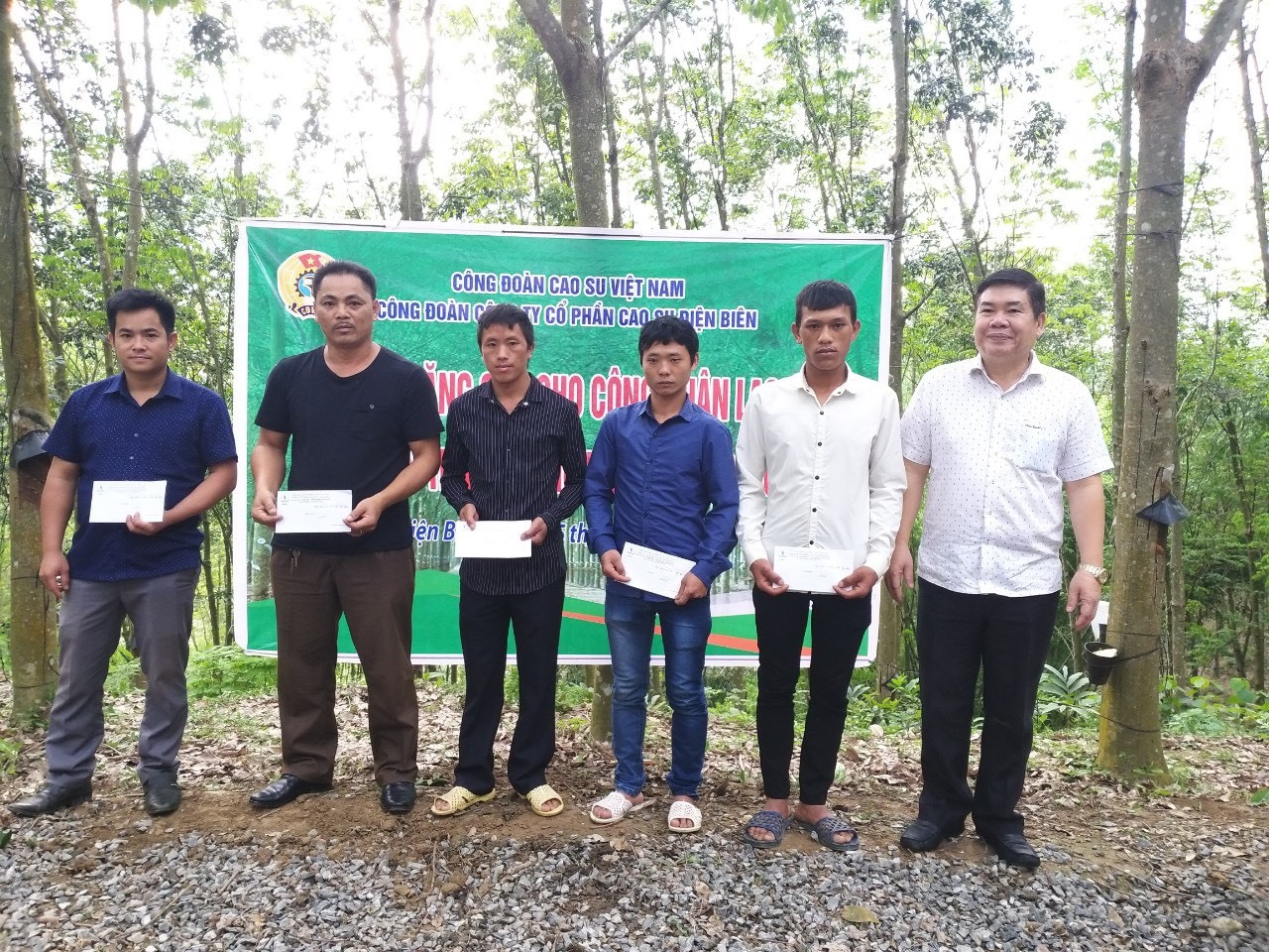 Ông Võ Việt Tài – Phó Chủ tịch Công đoàn Caosu Việt Nam trao quà cho các công nhân có hoàn cảnh khó khăn. Ảnh: G.Nam