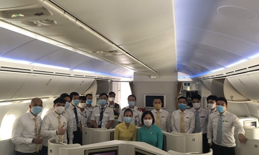Tổ bay của Vietnam Airlines  đón công dân từ Ấn Độ về nước. Ảnh VNA