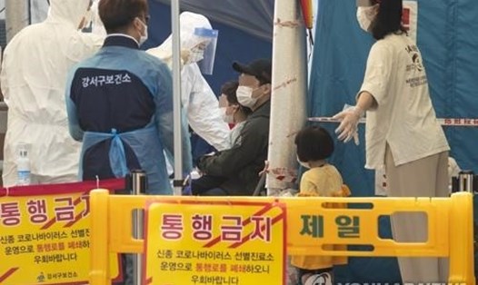 Người dân xếp hàng chờ xét nghiệm ở Gangseo, phía tây Seoul, ngày 26.5, một ngày sau khi 1 học sinh mẫu giáo khu vực này mắc COVID-19. Ảnh: Yonhap