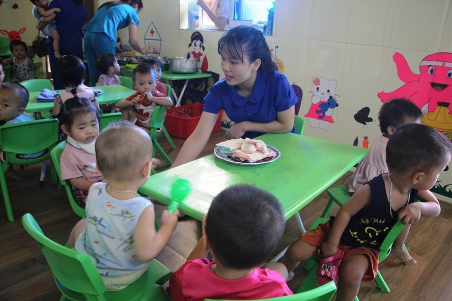 Giáo viên mầm non ở Nghệ An chăm sóc học sinh. Ảnh: PV