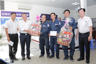 Ông Phạm Quốc Bảo (thứ hai từ trái qua) và Chủ tịch Công đoàn EVNHCMC Lê Văn Minh (bên trái), tặng quà công nhân. Ảnh EVNHCMC cung cấp.