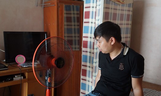 Anh Trần Duy Khánh sống một mình trong phòng trọ ở huyện Đông Anh, Hà Nội khi vợ con anh phải ở quê. Ảnh: Trần Kiều - Bảo Hân