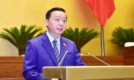 Bộ trưởng Bộ Tài nguyên và Môi trường Trần Hồng Hà, thừa ủy quyền của Thủ tướng Chính phủ trình bày Tờ trình về dự án Luật Bảo vệ môi trường (sửa đổi) trước Quốc hội ngày 26.5. Ảnh: QH