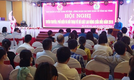 Hội nghị tuyên truyền, phổ biến Luật Lao động và Nghị quyết 42 của Chính phủ do Công đoàn các KKT tỉnh Hà Tĩnh phối hợp tổ chức. Ảnh: CĐ