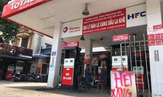 Ngày 26.5, tại Hà Nội, một số cửa hàng xăng dầu đã treo biển hết xăng. Ảnh: Cường Ngô
