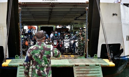 Các binh sĩ Indonesia quan sát khi hành khách chuẩn bị xuống phà ở Banda Aceh, Indonesia. Ảnh: AFP.