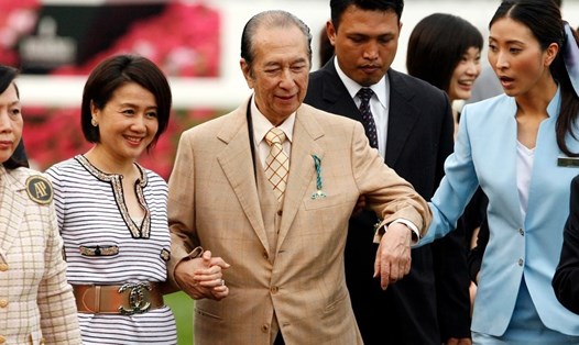 Ông trùm sòng bài Macau Hà Hồng Sân (giữa) và người vợ thứ tư Angela Leong (thứ hai từ trái sang). Ảnh: AP.