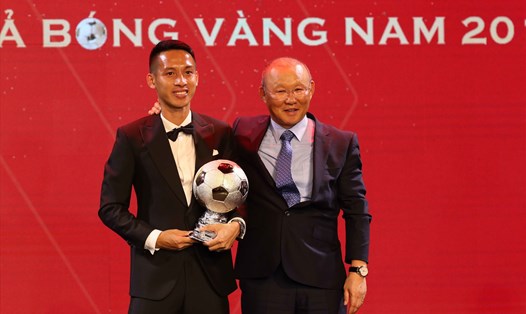Đỗ Hùng Dũng nhận danh hiệu Quả bóng vàng Việt Nam 2019 từ tay huấn luyện viên Park Hang-seo. Ảnh: BTC.