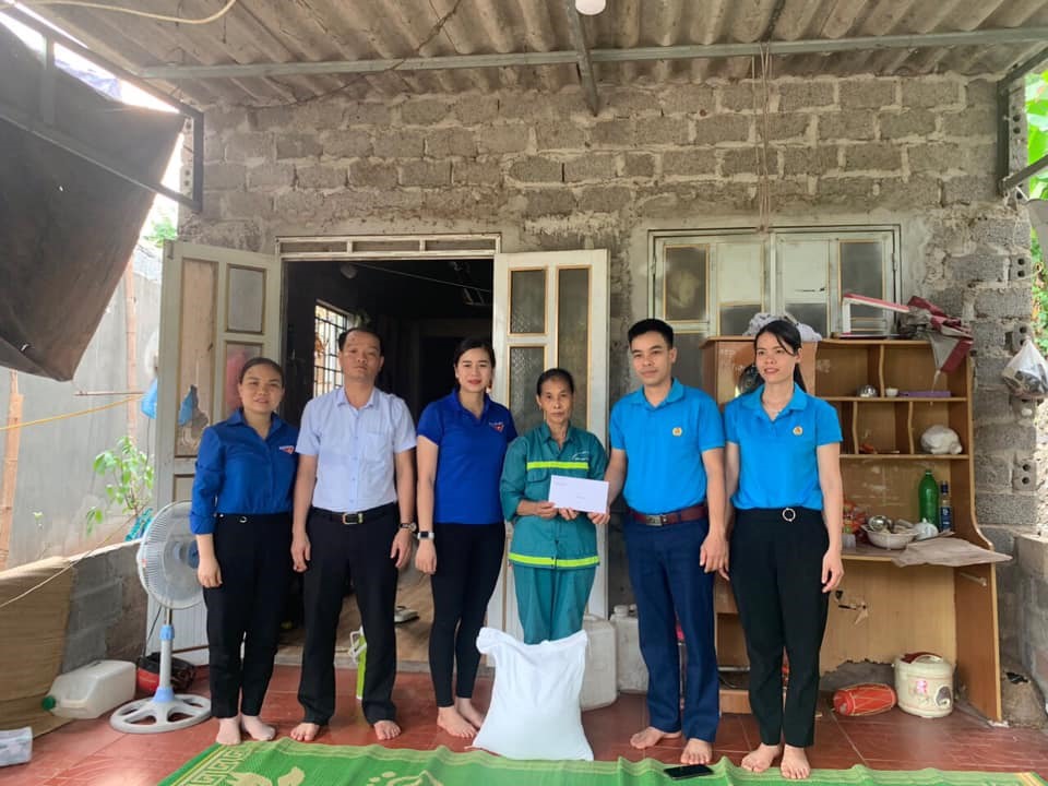 Liên đoàn Lao động huyện Tân Lạc trao quà tới công nhân lao động. Ảnh: Bạch Tuyết