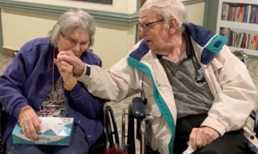 Cặp vợ chồng cụ Walter có 70 năm chung sống, gặp lại nhau sau vào tháng do COVID-19. Ảnh: CBS