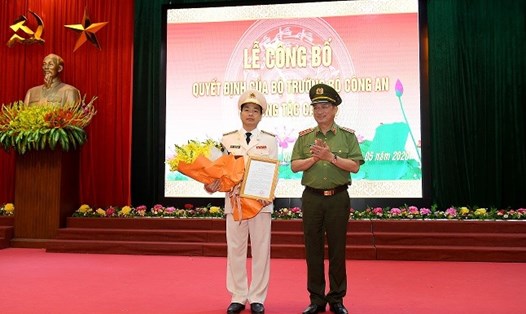 Tân Giám đốc Công an tỉnh Hòa Bình Lê Xuân Minh (trái). Ảnh: Bộ Công an.