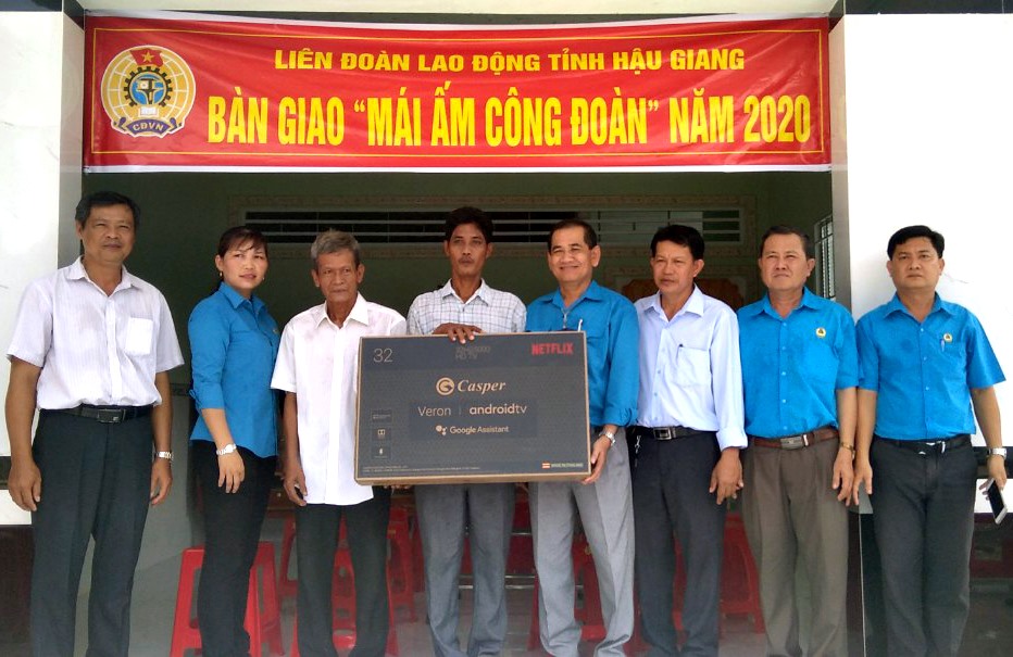 Lãnh đạo LĐLĐ tỉnh Hậu Giang bàn giáo "Mái ấm Công đoàn" và tặng quà cho đoàn viên. Ảnh: Hoài Phúc