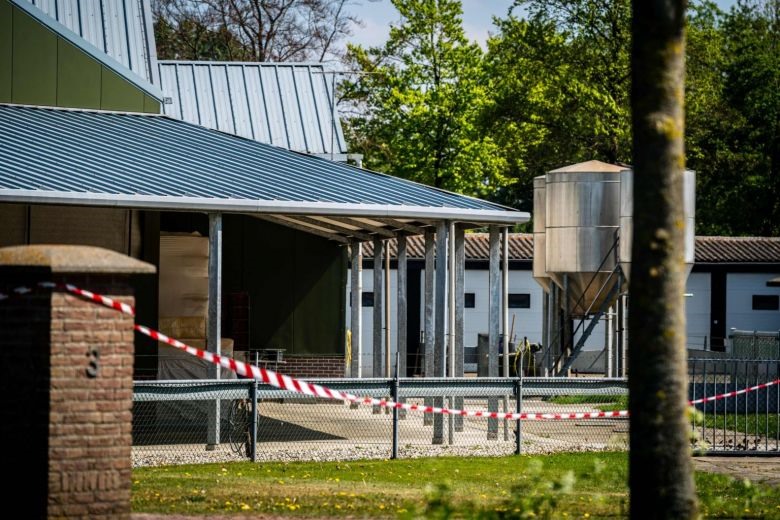 Một trang trại chồn ở Beek en Donk, Hà Lan bị niêm phong sau khi phát hiện các con động vật tại đây dương tính với COVID-19. Ảnh: AFP