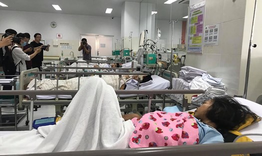 Học sinh đang điều trị tại Bệnh viện Nhi đồng 2. Ảnh: Anh Nhàn