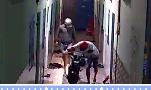 Kẻ gian đột nhập phòng trọ trộm xe máy của công nhân. Ảnh: nạn nhân cung cấp.