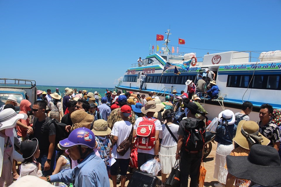 Du khách đến với Lý Sơn ngày càng nhiều. Ảnh: Nguyễn Toàn