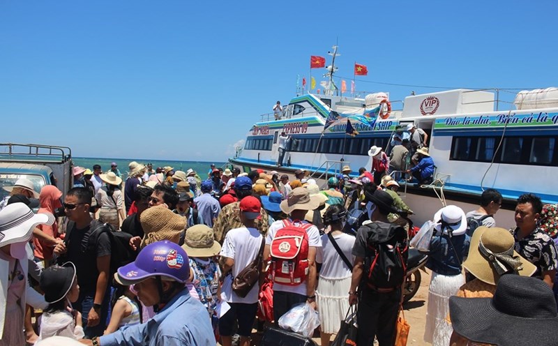 Du khách đến với Lý Sơn ngày càng nhiều. Ảnh: Nguyễn Toàn