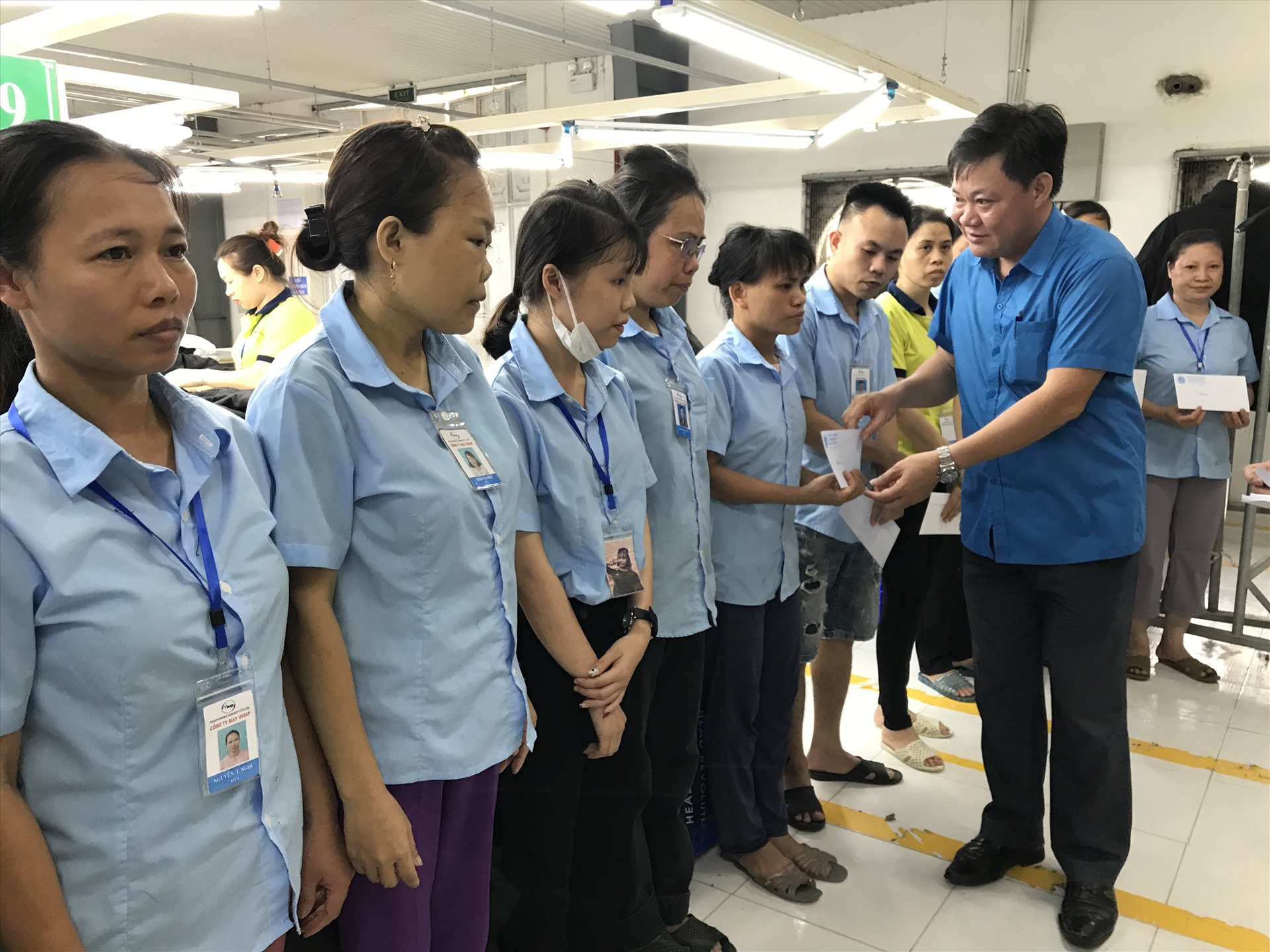 Đồng chí Nguyễn Hứu Khuyến - Chủ tịch LĐLĐ huyện Thái Thụy trao quà chô đoàn viên thuộc công ty TNHH may Vinap. Ảnh: Bá Mạnh