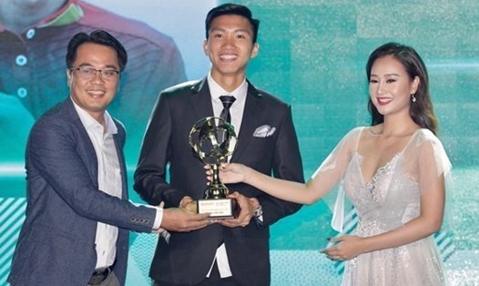 Đoàn Văn Hậu nhận giải Cầu thủ trẻ xuất sắc nhất năm 2018. Ảnh SGGP