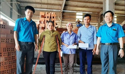 Công đoàn ngành NNPTNT Hà Tĩnh trao quà cho công nhân hoàn cảnh khó khăn. Ảnh: CĐ