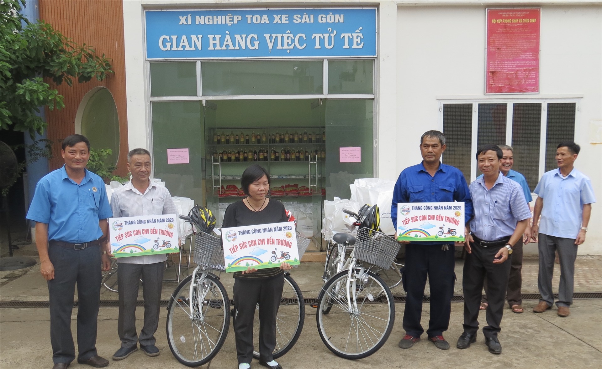 Trao xe đạp tiếp sức con công nhân viên đến trường. Ảnh: Tuyên Đỗ
