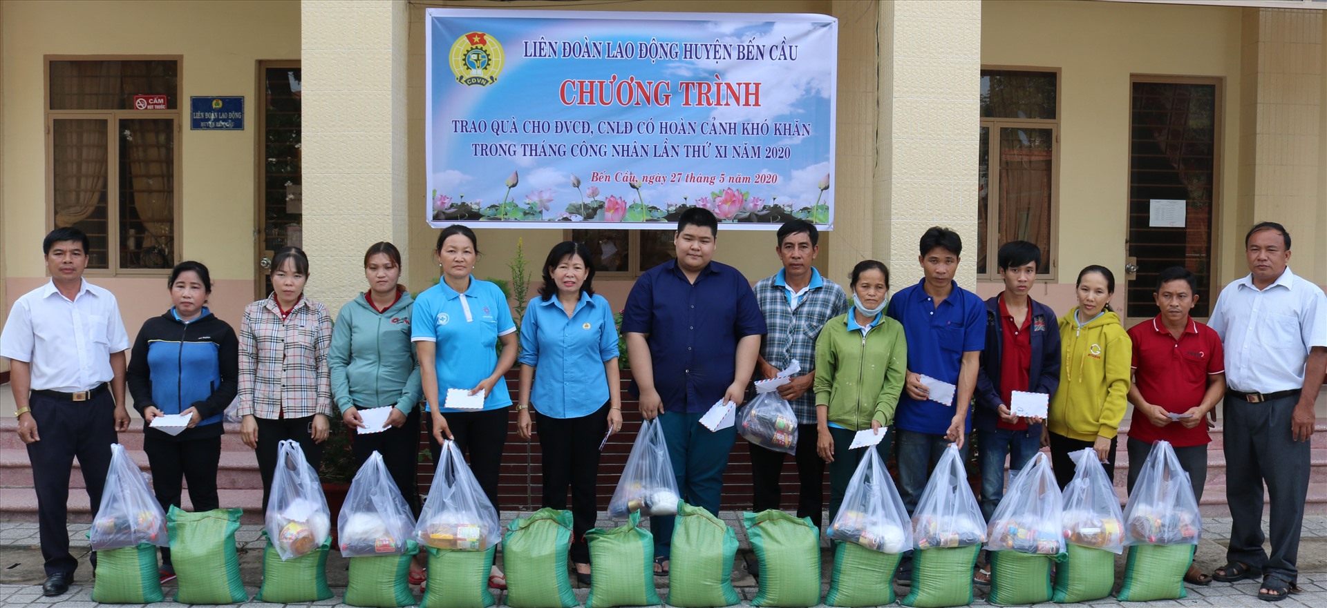 Tặng quà cho đoàn viên, công nhân lao động khó khăn - Ảnh LĐLĐ Tây Ninh