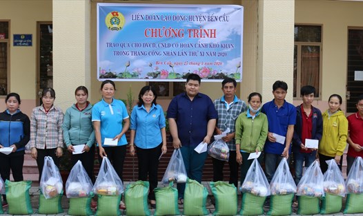 Tặng quà cho đoàn viên, công nhân lao động khó khăn - Ảnh LĐLĐ Tây Ninh