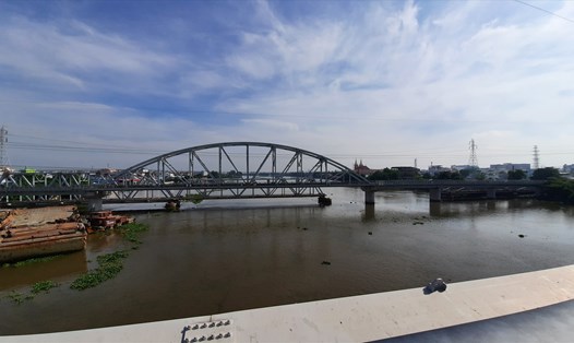 Toàn cảnh đoạn cầu sắt Bình Lợi cũ bị tháo dỡ và phần còn lại (nằm sau cầu sắt Bình Lợi mới), ảnh nhìn từ phía cầu Phạm Văn Đồng. Ảnh Minh Khang