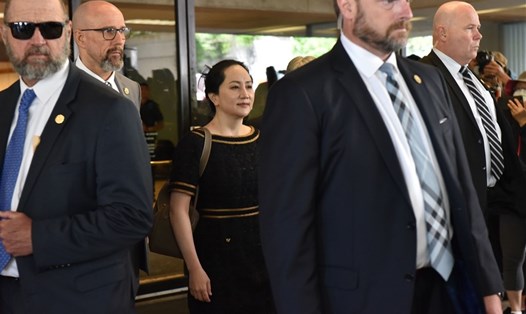 Bà Mạnh Vạn Châu rời phiên tòa ngày 27.5.2020. Ảnh: AFP