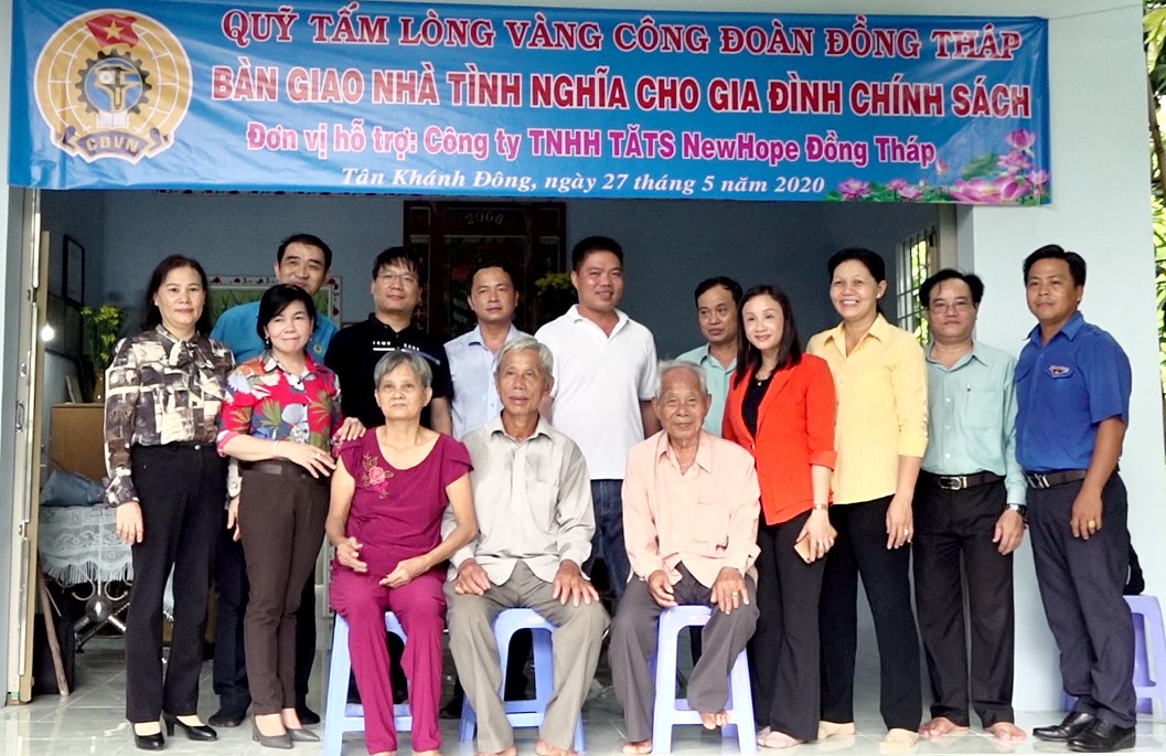 Lãnh đạo LĐLĐ tỉnh Đồng Tháp và nhà tài trợ bàn giao nhà cho gia đình ông Hoàng. Ảnh: Thanh Nghĩa