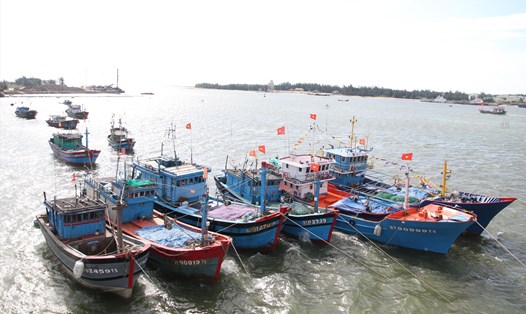 Một số tàu vay vốn đóng theo Nghị định 67 neo ở Cửa Việt bị vướng nợ xấu. Ảnh: Hưng Thơ