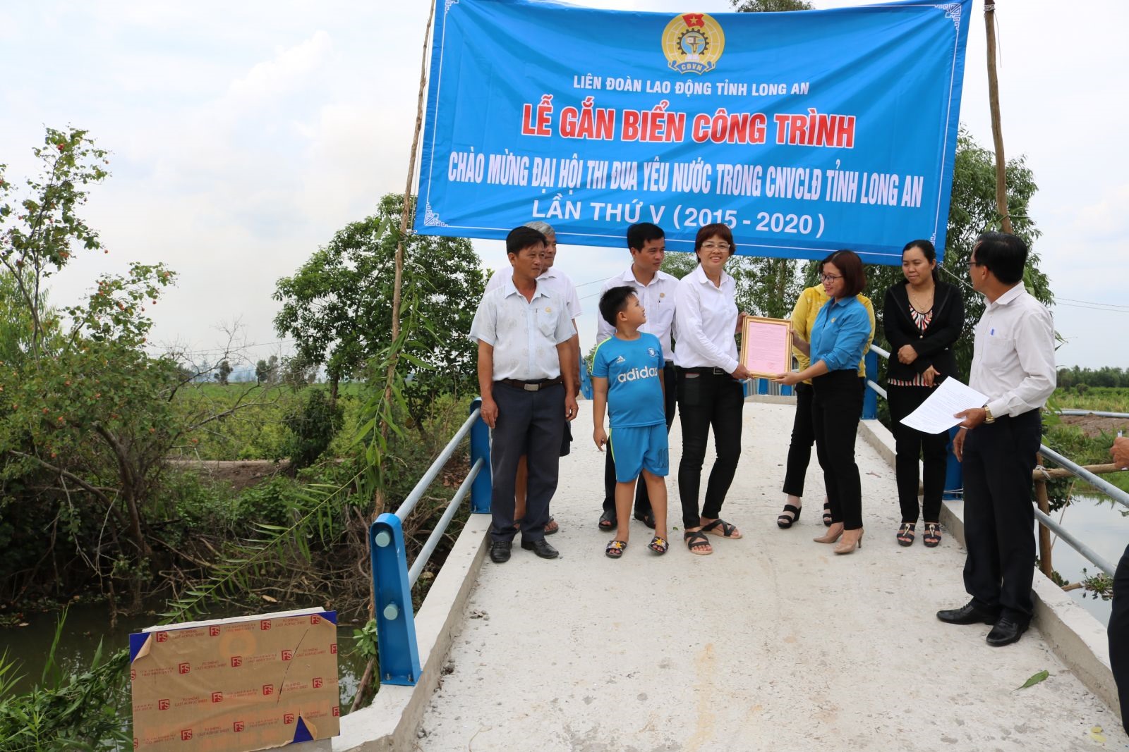 Lễ gắn biển công trình. Ảnh: S.H
