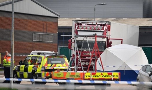Hiện trường nơi chiếc xe tải chứa 39 thi thể được phát hiện tại Khu công nghiệp Waterglade ở Grays, phía đông London, Anh. Ảnh: AFP.