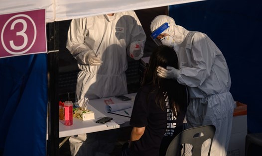 Nhân viên y tế tại trung tâm xét nghiệm ở Bucheon, phía nam Seoul, 27.5. Ảnh: AFP
