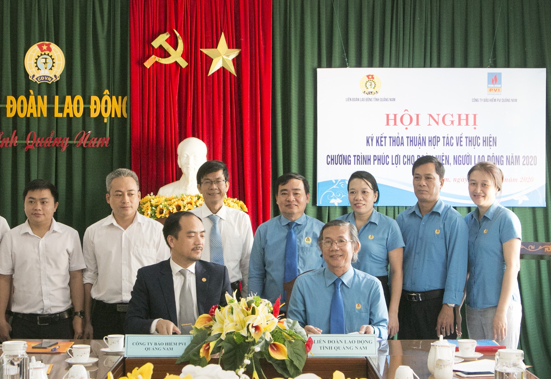 LĐLĐ tỉnh Quảng Nam ký kết thỏa thuận với Công ty Bảo hiểm PVI. Ảnh: Thanh Chung