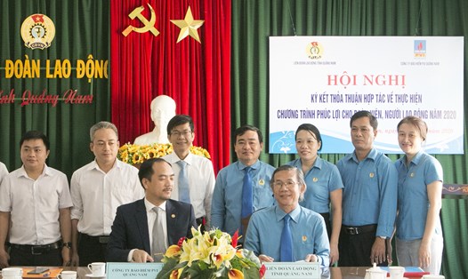 LĐLĐ tỉnh Quảng Nam ký kết thỏa thuận với Công ty Bảo hiểm PVI. Ảnh: Thanh Chung