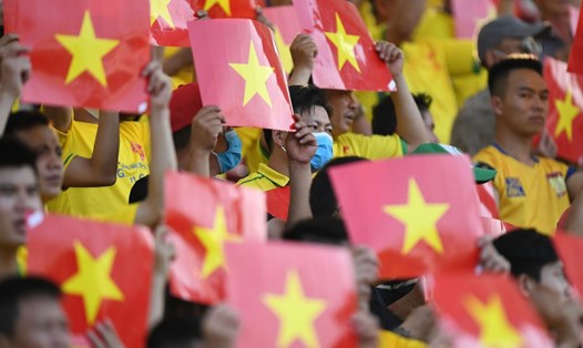 Khán giả cổ vũ cổ vũ trận đấu vòng loại Cúp Quốc gia Việt Nam 2020 ngày 25.5. Ảnh: AFP