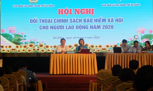 LĐLĐ thành phố Đà Nẵng đối thoại với người lao động về chính sách bảo hiểm xã hội. Ảnh: Tường Minh