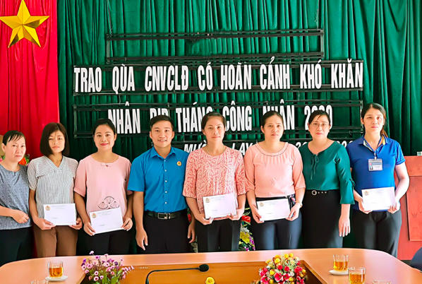 Điện Biên: LĐLĐ thị xã Mường Lay tặng 10 suất quà cho công nhân. Ảnh: Phan Huy