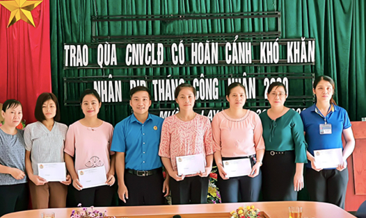 Điện Biên: LĐLĐ thị xã Mường Lay tặng 10 suất quà cho công nhân. Ảnh: Phan Huy