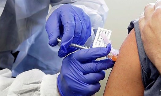 Một mũi tiêm trong thử nghiệm lâm sàng về vaccine COVID-19 tiềm năng của Moderna hôm 16.3. Ảnh: Daily Mail.