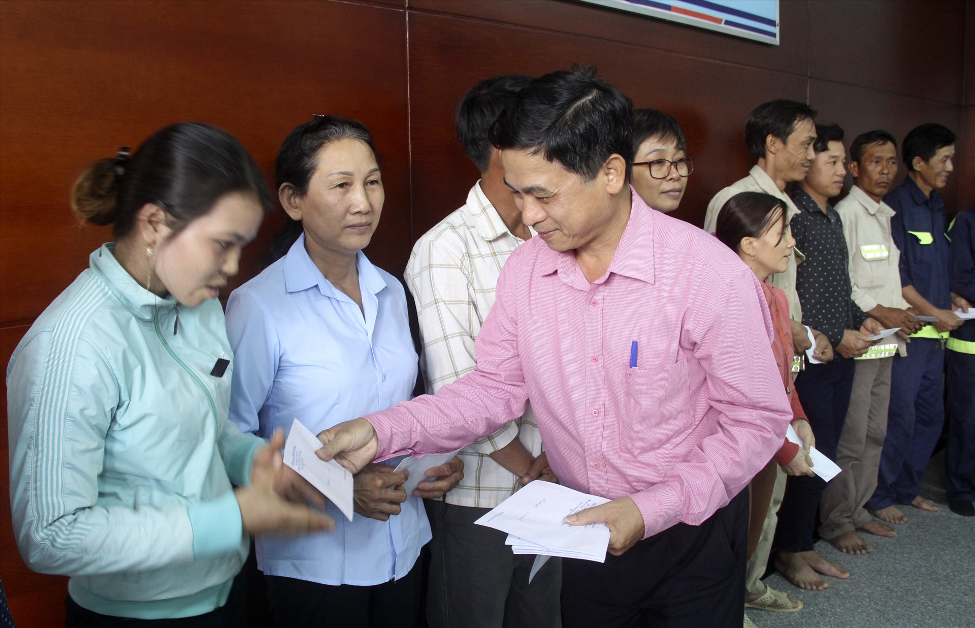 Ông Nguyễn Mạnh Hùng – Chủ tịch Liên đoàn Lao động tỉnh Bình Định trao quà cho công nhân tại Công ty CP Phú Tài. Ảnh: N.Tri
