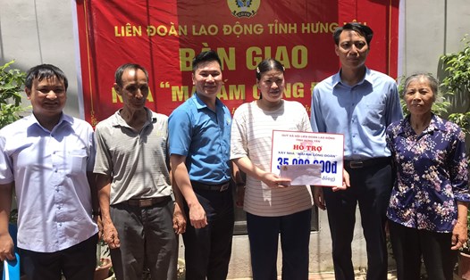 Trao tiền hỗ trợ cho đoàn viên Đặng Thị Mai là công nhân Công ty TNHH May Anh Vũ thuộc LĐLĐ huyện Mỹ Hào.